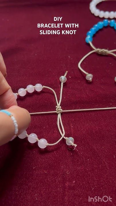 How To Make Slide Knot Bracelet, Pull Bracelet Diy, Friendship Bracelet Tie Off Sliding Knot, Adjustable Bracelet Diy Sliding Knot With Bead, Making Bracelet With Thread, How To Tie A Bracelet Adjustable, Adjustable Bracelet Knot Tutorial, Tie Off Bracelet Knots, How To Tie Bracelets Sliding Knot