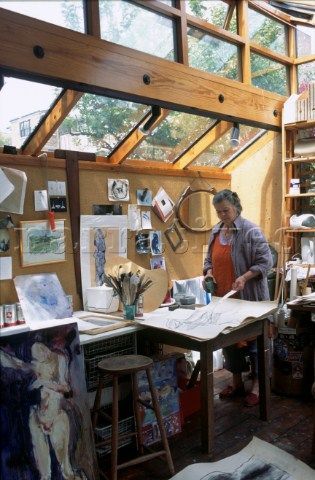 A nice light artist garden studio - we might be doing something similar to angled bit above work bench. Greenhouse Office, Artist Shed, Backyard Art Studio, Artist Garden, Artist Workspace, Artists Studios, Art Shed, Studio Shed, Art Studio Space