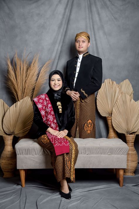 foto prewedding indoor kostum jawa Foto Adat Jawa, Prewedding Jawa Klasik, Preweding Jawa, Prewedding Ideas Indoor, Prewedding Ideas Casual Hijab, Prewedding Photography Studio, Prewed Jawa, Prewedding Adat, Prewedding Hijab