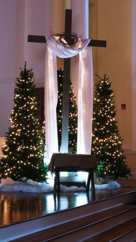 Church Alter Christmas Decor, Church Xmas Decorations, Churches Decorated For Christmas, Decorate Church For Christmas, Church Decorated For Christmas, Navity Scene Display Ideas, Church Nativity Displays, Church Christmas Tree Ideas, Christmas Decor For Church Lobby