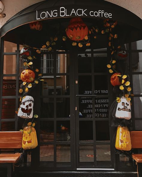 Halloween Cafe, Dark Horror, Kids Cafe, Coffee Aesthetic, Fall Coffee, Halloween Inspo, Halloween Decorations Indoor, Halloween Coffee, Post Instagram