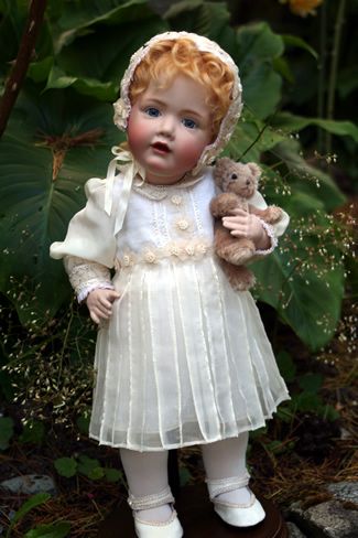 Antique Style German AmiIsabelle Antique Porcelain Dolls, Antique Doll Dress, Victorian Dollhouse, Victorian Dolls, Guys And Dolls, German Dolls, Old Dolls, Bisque Doll