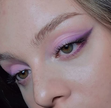 Purple Graphic Eye Makeup, Perpul Eye Makeup, Dusty Purple Makeup Look, Purple Eyeshadow White Eyeliner, Homecoming Purple Makeup, Wedding Makeup Lilac, Pastel Purple Eyeshadow Looks, Purple Makeup Wedding, Dusty Purple Makeup