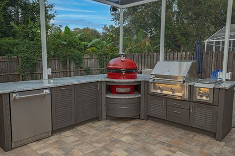 Custom Outdoor Kitchen With Built-In Kamado Grill In Tampa - Just Grillin Outdoor Living Built In Kamado Grill, Kamado Kitchen, Outdoor Cooking Fireplace, Custom Outdoor Kitchen, Patio Installation, Kamado Grill, Outdoor Bbq Kitchen, Kamado Joe, Bbq Kitchen