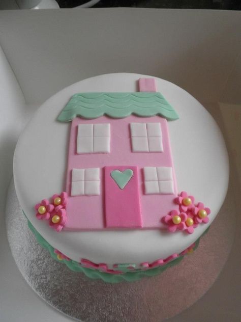 New House Cake Ideas, House Cake Ideas, Hospitality Gifts, Cake Ideas Simple, Easter Desserts Cake, Crumb Coating A Cake, Welcome Home Cakes, Housewarming Cake, Haunted House Cake