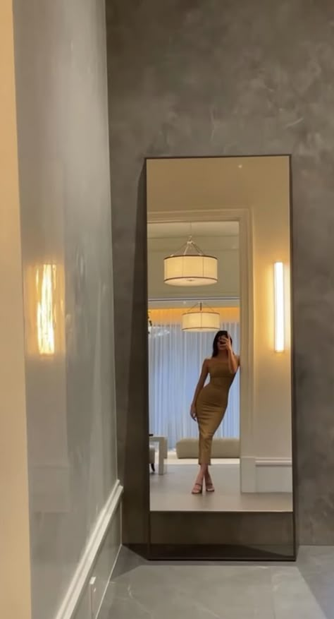 Old Money Mirror Selfie, Elegant Mirror Selfie, Mirror Poses, Kendall Jenner Photos, Kendall Style, Kendal Jenner, Mirror Selfie Poses, Kendall Jenner Outfits, Selfie Inspo