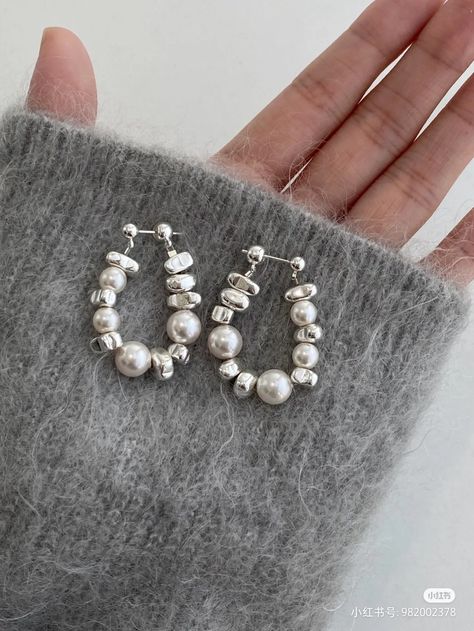 Winter Beaded Jewelry, Ethereal Jewelry, Sweet Jewelry, Beaded Jewelry Necklaces, Winter Jewelry, Jewelry Accessories Ideas, Classy Jewelry, Jewelry Lookbook, Vintage Jewels