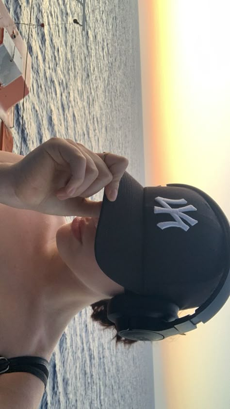 Ahahah No Face Aesthetic, Sea Hat, Aesthetic Headphones, Headphones Aesthetic, Ny Hat, Photo New York, Aesthetic Poses, Face Profile, Summer Picture Poses