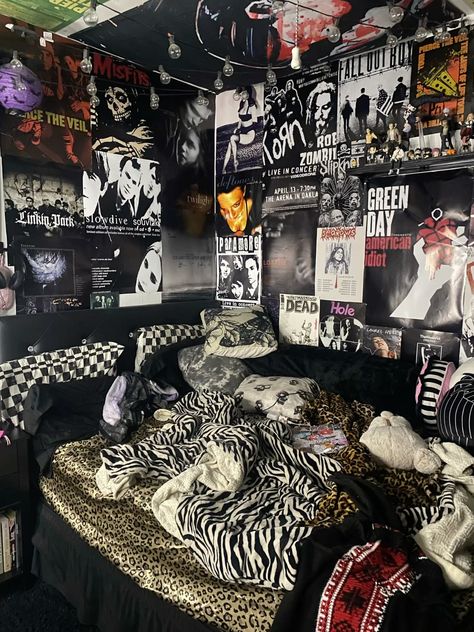 Room Decor Ideas Alternative, 80s Punk Bedroom Aesthetic, Emo Rooms 2000s, Room Decor Metalhead, Deco Punk Aesthetic, Boho Punk Bedroom, Electric Goth Decor, Room Grunge Ideas, Punk Rock Home Interiors