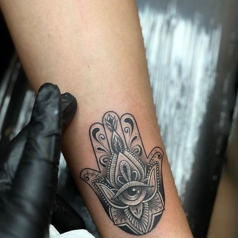 R’ink Tattooz on Instagram: "the “Hand of God”. They are believed to bring their wearers happiness, luck, health, and good fortune. Hamsa tattoo by @ng.ringvean . 👇For tattoo appointment / queries 📩 @rinktattooz ☎️ +91 96670 20423 📍 E-13, 2nd floor, South extension II main main market, New Delhi . . . . #hamsatattoo #handofgodtattoo #protectortattoo #evileyetattoo #spirittattoo #happinesstattoo #goodlucktattoo #lucktattoo #goodfortunetattoo #fortunetattoo #lucky #tattoo #hamsatattoodesign #i Hamsa Hand Tattoo For Women, Healing Hands Tattoo, Hand Of God Tattoo, Hasma Tattoo, Hamsa Tattoo Design, Hamsa Hand Tattoo, Lucky Tattoo, Luck Tattoo, Happiness Tattoo