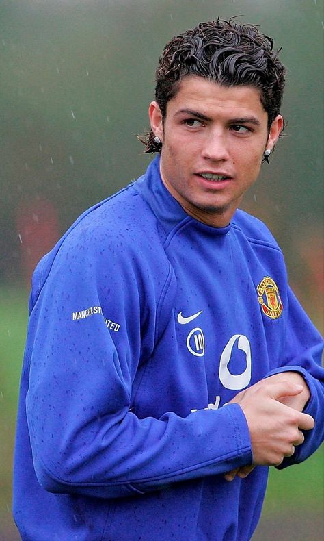 #manchester #london #soccer #football Cristiano Ronaldo Hairstyle, Ronaldo Haircut, Cristiano Ronaldo Hd Wallpapers, Cristiano Ronaldo Young, Cristiano 7, Football Ronaldo, Cr7 Football, Cristiano Ronaldo Style, Ronaldo Photos