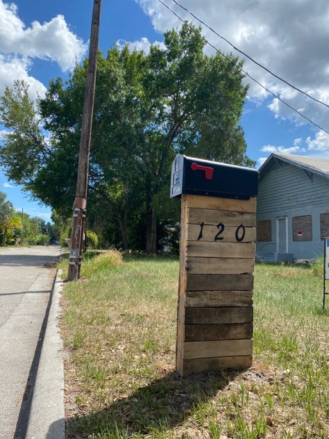 Mailbox made from pallet wood reclaimed with an urban design Pallet Mailbox Ideas, Mid Century Modern Mailbox, Pallet Porch, Diy Mailbox, Modern Mailbox, Mailbox Post, Reclaimed Pallet Wood, Porch Garden, Outdoor Patio Decor