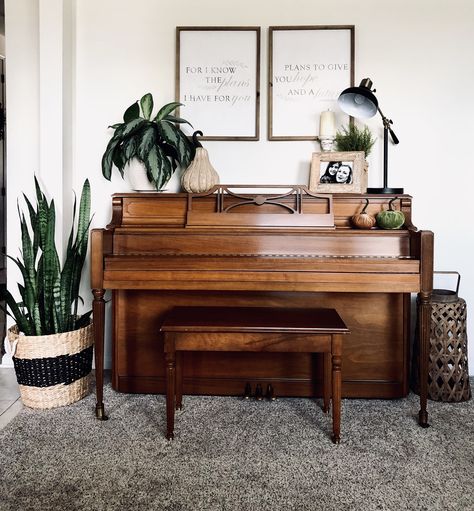 Wood Upright Piano, Over Piano Decor, Styling Piano Living Rooms, Stand Up Piano Decor, Lounge With Piano, Decor On Top Of Piano, Photos Above Piano, Books On Dining Table, Above Piano Decor Ideas