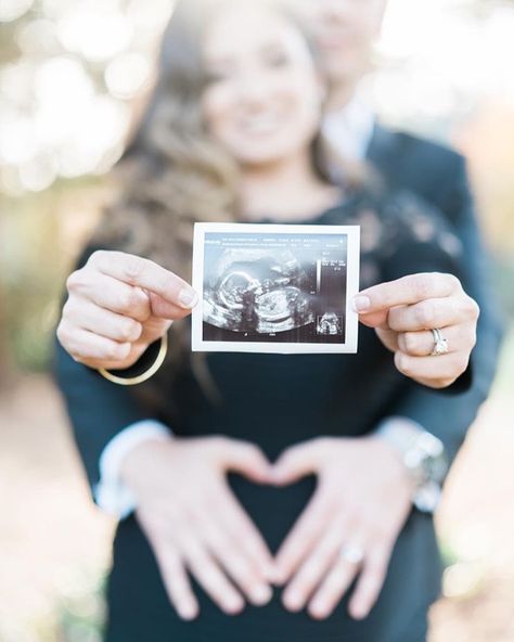 Maternity Photography With Letter Board, Simple Maternity Shoot Plus Size, Baby Reveal Ideas Photoshoot, Diy Maternity Photos Outside, Maturity Shoot Ideas, Maternity Announcement Photography, Pregnancy Announcement Poses Couple, Baby Announcing Ideas Photoshoot, Pregnancy Photo Announcement