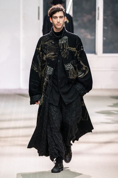 Yohji Yamamoto Fall 2019 Menswear Collection - Vogue Yohji Yamamoto Menswear, Black Clothing, Fashion Business Casual, Mens Winter Fashion, Menswear Collection, Mens Fashion Summer, Fashion Show Collection, Yohji Yamamoto, Fantasy Fashion