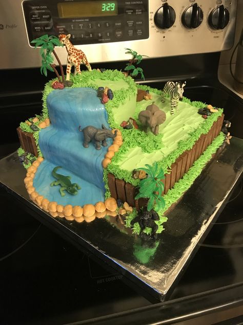 Safari cake Safari Snacks, Lion Guard Birthday Party, Waterfall Cake, Jungle Birthday Cakes, Pastel Rectangular, Zoo Cake, Jungle Theme Cakes, Animal Birthday Cakes, Wild Birthday Party