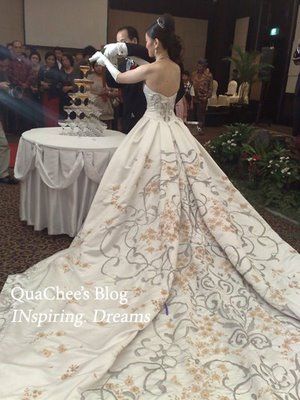 Indonesian batik Wedding Dress Batik Wedding, Indonesian Wedding, Gown Pictures, Indonesian Batik, Beautiful Wedding Gowns, Wedding Dress Pictures, Brides Wedding Dress, Princess Wedding Dresses, Prom Wedding