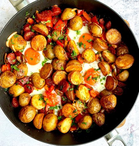 Chorizo Hash - Best Recipes UK Chorizo Potato, Chorizo Hash, Chorizo And Potato, Parsley Potatoes, Potato Hash, Chilli Sauce, Weekend Brunch, Fried Egg, Best Recipes