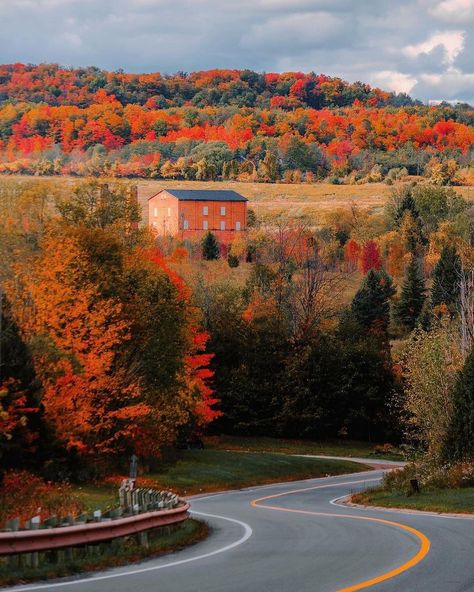 Autumn is the best season for travel / road trip. Agree or nah? 🧐 🍂 📸: @arjsun Follow @arjsun . . Recommend pages: @jameskblundell… | Instagram Travel Road Trip, England Photography, New England Fall, Fall Is Coming, Instagram Autumn, Autumn Scenery, Autumn Beauty, Best Seasons, 2023 Autumn