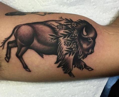 Tattoo Dad, Bison Tattoo, Buffalo Tattoo, Cowgirl Tattoos, Bull Tattoos, Western Tattoos, Cool Arm Tattoos, Aesthetic Tattoos For Men, Medusa Tattoo