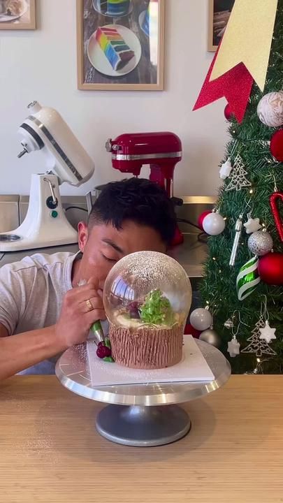 jaeminscakesandpastires on TikTok Sugar Snow Globe, Snow Globe Cake, Snow Globe Cupcakes, Globe Cake, Snow Cake, Christmas Competitions, Cake Competition, Christmas Themed Cake, Birthday Party Decorations Diy