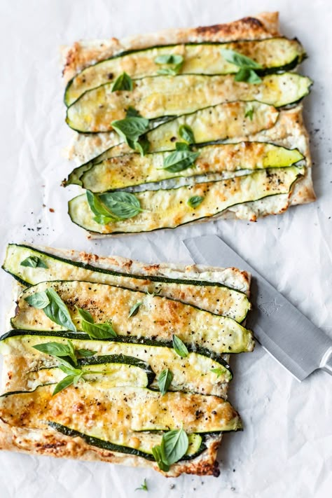 Leichte sommerliche Kost: Zucchini-Tartes | Vogue Germany Fun Dinners, Chicken Parmesan, Vitamin A, Bon Appetit, Summer Recipes, Zucchini, Healthy Snacks, Clean Eating, Low Carb