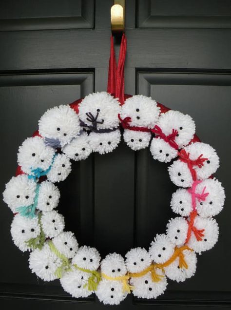 DIY Christmas Wreath Ideas Pompom Crafts Decoration, Pompom Crafts, Pom Wreath, Hantverk Diy, Pom Pom Crafts, Festive Wreath, Snowman Wreath, Diy Tags, Snowman Crafts