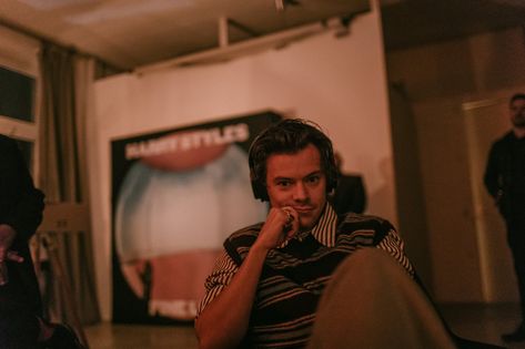 HSD on Twitter: "Harry photographed by Hélène Pambrun at the Berlin Fine Line listening party - November 26, 2019… " Gambar One Direction, Listening Party, Harry Styles Fine Line, Haikou, Harry Styles Wallpaper, Harry Styles Pictures, Harry Styles Photos, Mr Style, Harry Edward Styles