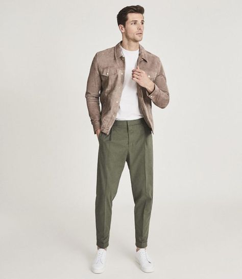 Reiss FW '21 Olive Green Trousers Outfit, Green Trousers Outfit Men, Green Trousers Outfit, Ootd Men Casual, Chinos Men Outfit, Trousers Outfit Men, Bald Men Style, Trousers Outfit, Mens Fashion Work