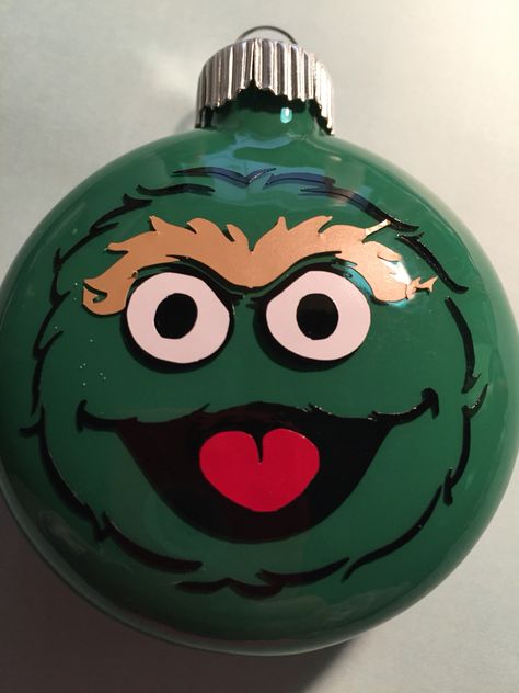 Oscar the grouch ornament/Muppets/ crafting Muppet Ornaments Diy, Disney Christmas Tree Decorations, Vinyl Christmas Ornaments, Elmo Christmas, Character Ornaments, Diy Xmas Ornaments, Holiday Window Display, Baroque Floral, Disney Christmas Tree