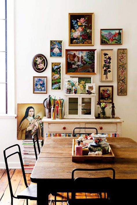 {SPACES: 10 gallery walls that inspire} - The Sweet Escape Creative Studio Gallery Wall Images, Family Photo Gallery Wall, Mirror Gallery, Mirror Gallery Wall, Repurposed Art, Eclectic Gallery Wall, Photo Wall Gallery, New York Homes, Gallery Walls