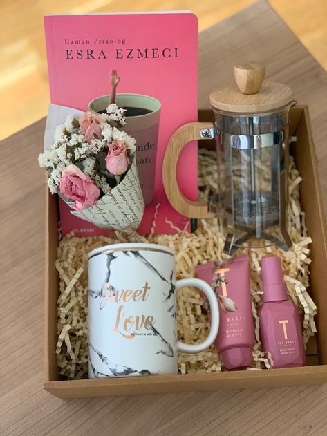 #coffee #coffee lover #gift #gift box #box #gift ideas Box Gift Ideas, Diy Gifts To Sell, Best Gift Baskets, Personalised Gifts Diy, Bff Gifts Diy, Valentines Gift Box, Cute Gifts For Friends, Gift Box Design, Coffee Lover Gift