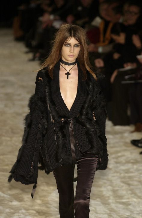 A Brief History of Gothic Fashion on the Runways Goth Runway, Vampire Fashion, Gothic Mode, Black Clothes, Monochrome Outfit, Gareth Pugh, New Rock, Grunge Goth, Ann Demeulemeester