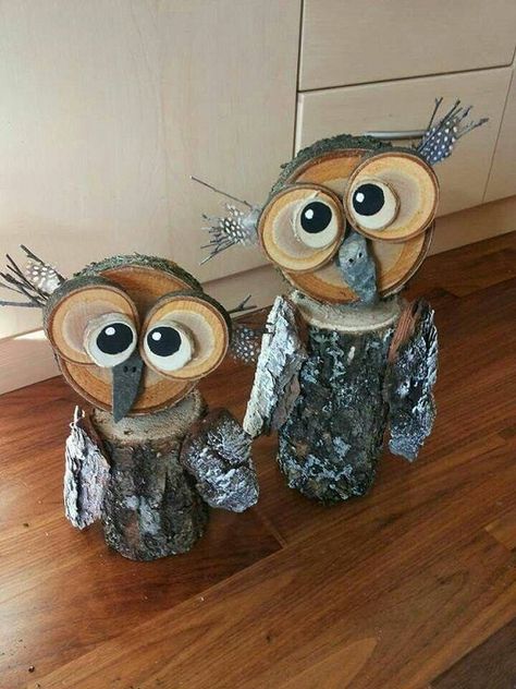 I found this on Pinterest and they were credited to Holzeulen (couldn’t find the exact owl, darn!) Looks like you need one thick log, and 5 wood slices of different sizes. Paint the smaller ones white and add black to make pupils. Glue small twigs behind the eyes and add some dotted feathers. Use bark for … Owl Yard Art, Diy Yard Art, Winter Wood Crafts, Wood Log Crafts, Tre Kunst, Yard Art Crafts, Tree Stumps, Wood Owls, Owl Crafts