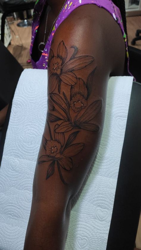 Tree Tattoo Black Women, Ethereal Tattoos Black Women, Tattoos For Black Women Skin, Tattoo On Dark Skin Women, Tattoo Ideas Black Women Dark Skin, Tattoo Ideas Female Dark Skin, Tattoos On Dark Skin Women, Minimalist Flower Tattoos, Flower Tattoos Minimalist