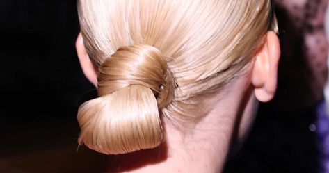 The Looped Bun: A TikTok Tutorial For Every Hair Type https://www.refinery29.com/en-us/looped-bun-hairstyle-tutorial?utm_source=feed&utm_medium=rss #makeup #fashion Sandy Hair Color, To Do London, Natural Auburn Hair, Tiktok Tutorial, Sam Mcknight, Low Bun Hairstyles, Short Hair Bun, Hair Bun Tutorial, Sleek Bun