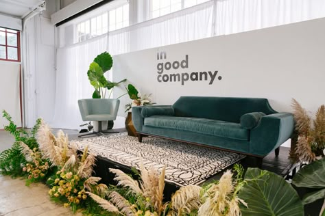 Corporative Events, Conception Scénique, Corporate Events Decoration, Corporate Event Design, Church Stage Design, Event Stage, Stage Backdrop, Conference Design, Green Sofa