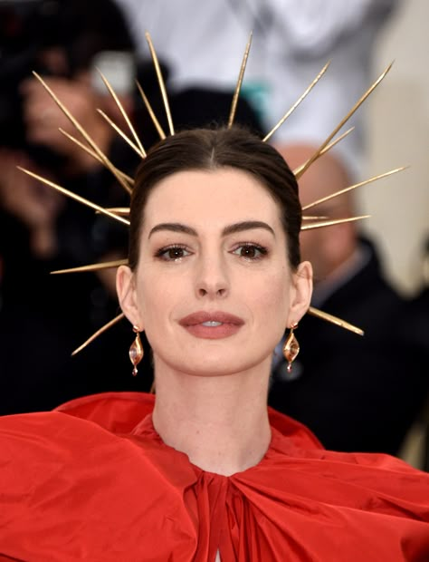 Met Gala 2018 Red Carpet: 30 Extravagant Crowns, Headpieces, and Veils | Glamour Jasmine Sanders, Night Hairstyles, Met Gala Red Carpet, Winnie Harlow, Solange Knowles, Paris Jackson, Kate Bosworth, Trendy Hair Color, The Oscars