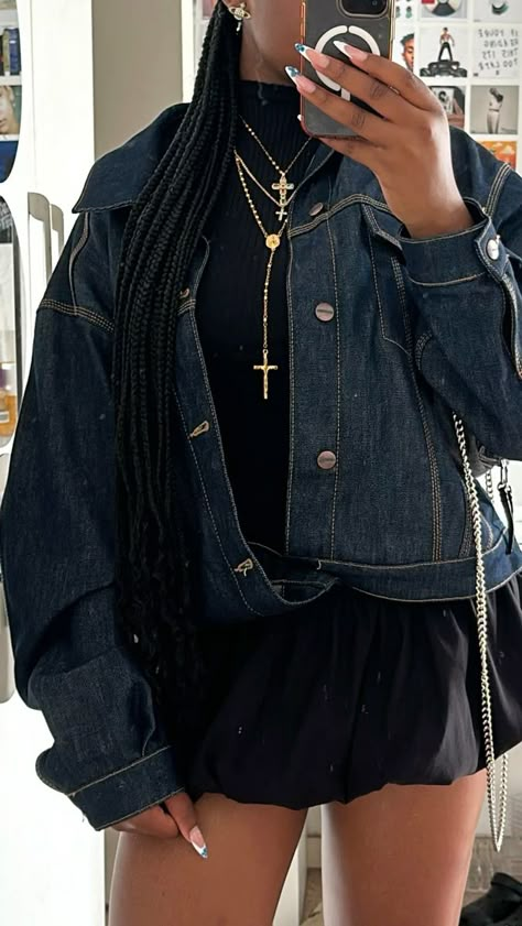 Classy Hipster Outfits, Denim One Piece Outfit, Scholar Aesthetic Outfit, Manchester Outfit, Jean Jacket Outfits Black Women, Fashion Week 23, 00s Mode, Denim Jacket Outfit, Outfit Inspo Casual