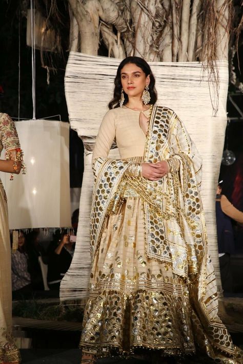 Bridal Dresses Ideas, Abu Jani And Sandeep Khosla, Indian Wedding Guest Dress, Thai Silk Dresses, Monday Outfit, Aditi Rao Hydari, Feather Drawing, Smart Wear, Simple Dressing