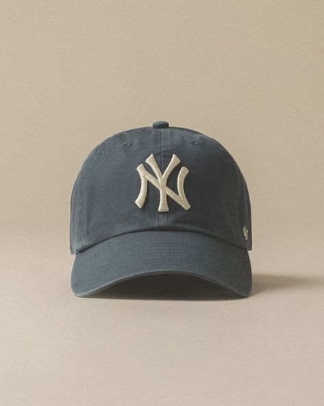 Yankee Cap Aesthetic, Baseball Cap Aesthetic, Cap Outfit Men, Korean Airport Fashion, Yankees Cap, Yankees Hat, Luxury Hats, Men Stylish Dress, Mens Casual Dress Outfits