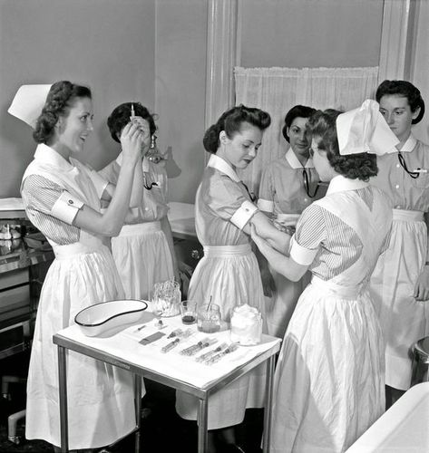 A Look At Hospital Nursing During the 1970's - Nurseslabs Nurse Vintage, Radiology Humor, History Of Nursing, Nurse Pics, Retail Robin, Nursing Quotes, Nursing Motivation, Nurse Photos, School Of Nursing