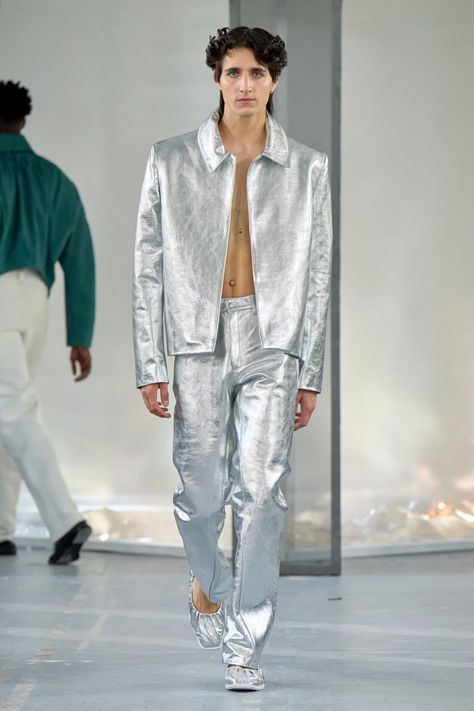 Bianca Saunders, Puffer Outfit, 2023 Menswear Fashion Show, Punk Street Style, Award Show Dresses, Silver Outfits, Glam And Glitter, Metal Clothing, Ski Fashion