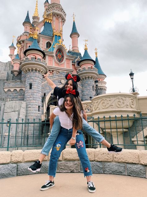 Picture With Friends, Disney Park Outfit, Disney Poses, Disney Picture Ideas, ليلو وستيتش, Disney Outfits Women, Disney Parque, Disney Best Friends, Sisters Photoshoot Poses