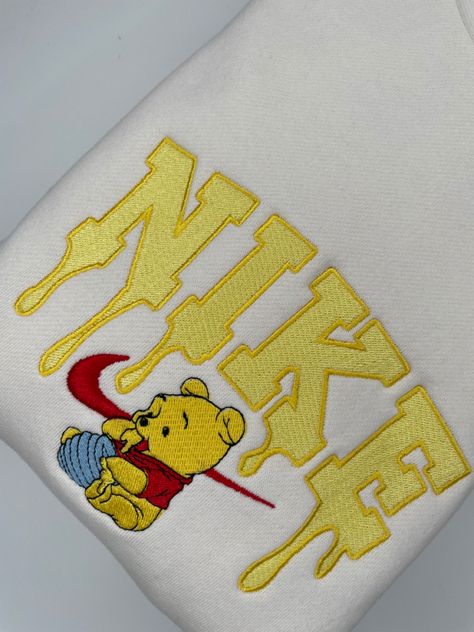 Winnie The Pooh Nike Sweatshirt, Disney Nike Crewneck, Pull Nike Disney, Cute Jumpers Sweatshirts, Nike Christmas Crewneck, Diy Nike Hoodie, Nike Sweatshirts Aesthetic, Winnie The Pooh Nike, Nike Embroidery Sweatshirt