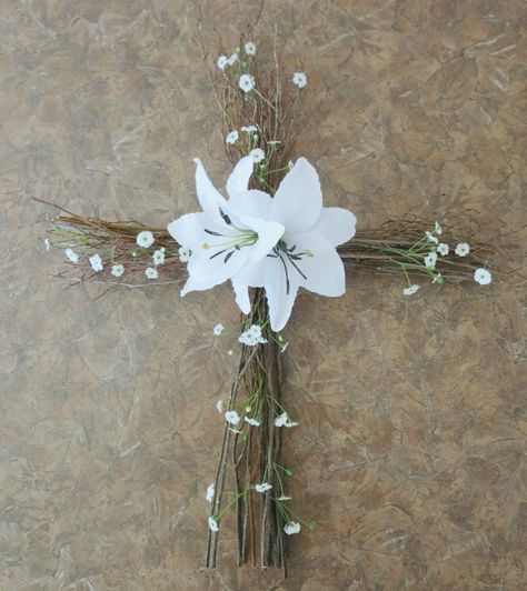 DIY Easter Cross Wreath | Hannah Bollinger Easter Grave Decorations Diy, Wooden Crosses Diy For Grave Site, Diy Cross Decor, Easter Cross Wreath, Easter Crosses, Cross Wreath Diy, Takken Decor, Diy Osterschmuck, Gravesite Decorations