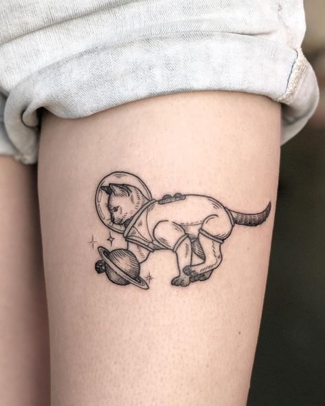 Spontaneous Tattoo, Tattoo Gato, Astronomy Tattoo, Rocket Tattoo, Neon Tattoo, Memories Ideas, Helmet Tattoo, Astronaut Tattoo, Celestial Tattoo