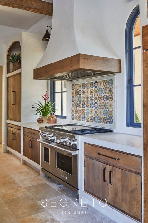 Mexican Hacienda Kitchen, Styling Countertops, Modern Spanish Kitchen, Spanish Mediterranean Kitchen, Spanish Kitchen Design, Hacienda Style Kitchen, Spanish Style Home Interior, Hacienda Kitchen, Creative Kitchen Backsplash