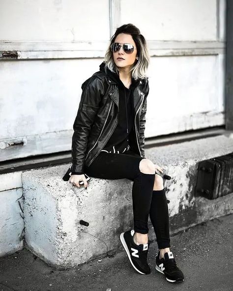 Explore 22 Trendy Black Sneakers Outfit Ideas for 2024 Style Black Sneakers Outfit, Black Sneakers Women, Urban Apparel, New Balance Outfit, Sneaker Outfits, Fall Fashion Trends Women, All Black Fashion, Sneakers Fashion Outfits, Fashion Street Style