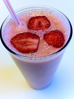 100 cal strawberry smoothie Apricot Smoothie, 100 Calorie Snacks, 100 Calorie, Gourmet Snacks, Best Smoothie Recipes, Strawberry Smoothie, No Calorie Foods, 100 Calories, Protein Shake